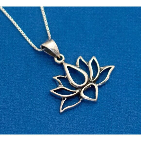 18 Inch Silver Tone Lotus Pendant Necklace - D25 - Picture 1 of 4